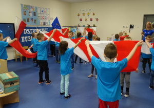 Dzieci tańczą z flagami